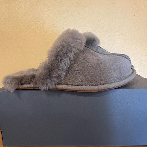 UGG Women's Suede Scuffette II Slipper. New! size 8 - Picture 1 of 9